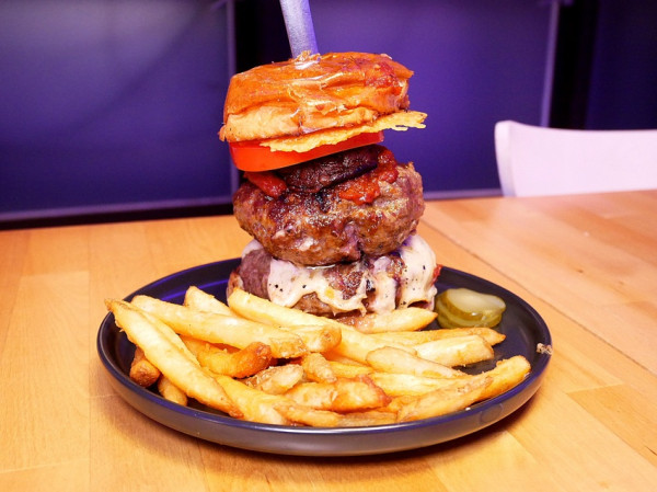 台中美墨餐廳，超厚的漢堡排疊超高，墨西哥烤餅料超多-Just Diner 傑斯丹尼