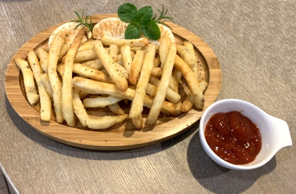 Bunny House 兔兔窩傢飾.咖啡 附餐有薯條 給你一餐該有的飽足感~