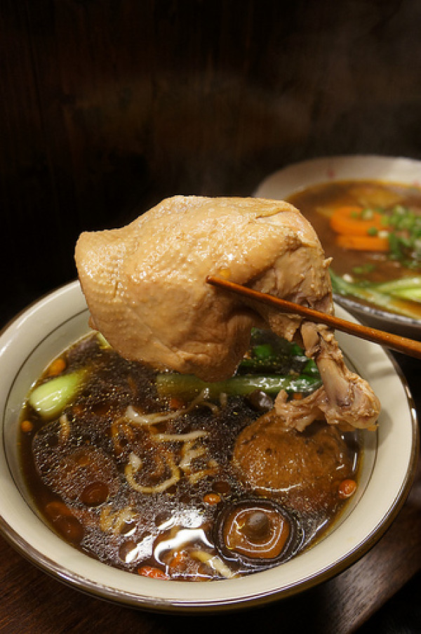 台中深夜食堂~中華路二段與五權路口的うし手工拉麵 台灣味の拉麵 湯鮮味美 晚上10點開賣 賣完為止