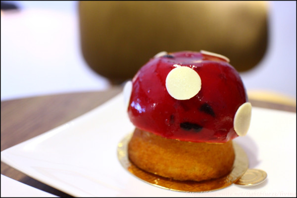 [ 南京三民站美食 ] 葡萄麵包～新增內用空間與輕食，千層派依舊美味