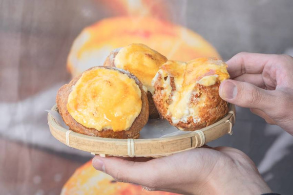 高雄楠梓｜笛爾手作現烤蛋糕﻿-爆漿火焰泡芙，卡士達醬x炙燒焦糖搭配好罪惡