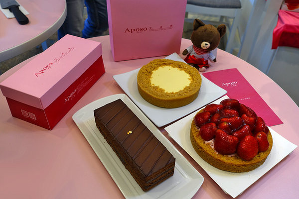 食旅三峽-Aposo艾波索烘焙坊，有黑金磚、乳酪蛋糕、精緻小蛋糕和新鮮烘焙咖啡，讓人自在悠閒的享受甜蜜時光