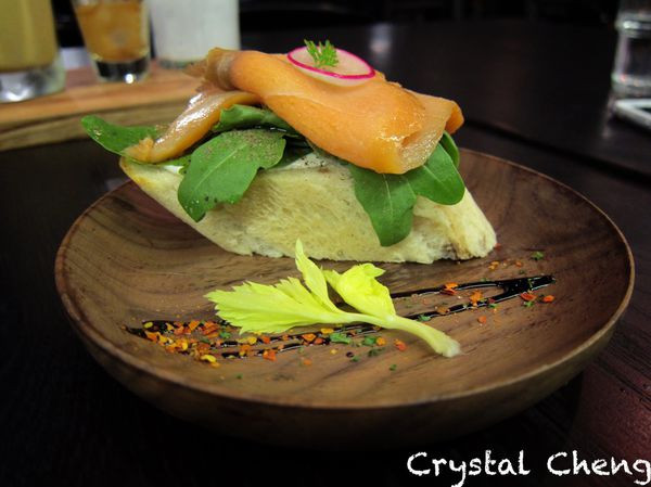 【台北美食推薦】甲級寫字樓 寬敞空間文青氣息 一個人用餐也很悠哉 碳烤透抽也太軟Ｑ推薦(南港City link 捷運美食 )