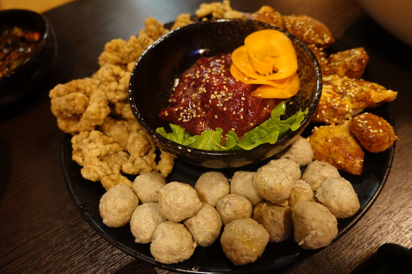 (胖樺食記)新北板橋重慶烤魚鍋「紅門宴川味麻辣鴛鴦鍋」/板橋車站 /捷運新埔站/低消NT. 450/菜單