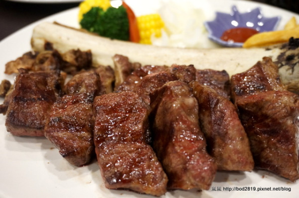 【台中南屯】馬克碳烤牛排館－牛排肉質令人滿意，附餐也都不錯，商業午餐、學生價只要299！(試吃)