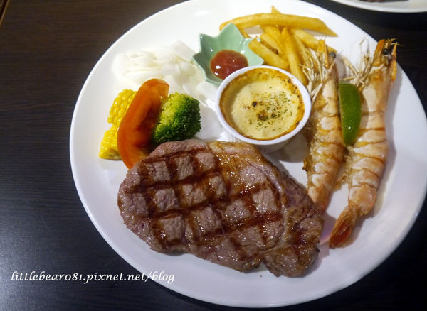 【台中南屯區】粉紅色澤牛排，滿足你的味蕾 ♥ 馬克碳烤牛排