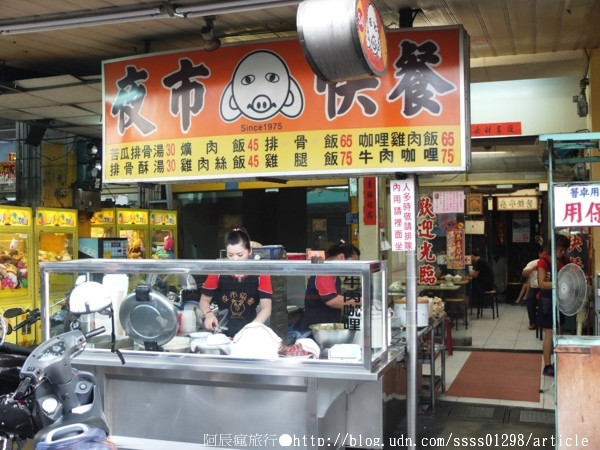 【美食特搜。屏東市】夜市快餐。汁多味美排骨飯 屏東獨有的「排骨山脈」 屏東夜市美食篇        
      