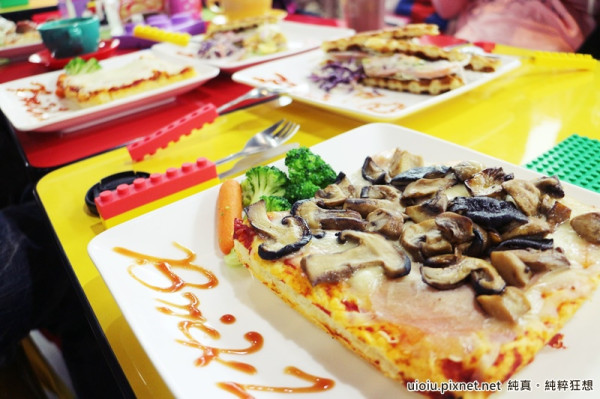 【新竹。市區】BRICK WORKS LEGO樂高積木主題餐廳-新竹環球購物中心世博館店 親子餐廳/停車方便