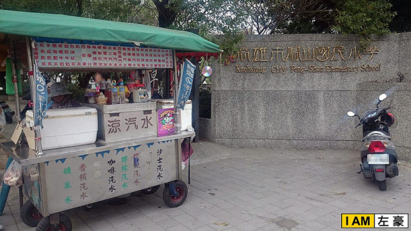[食記] 鳳山阿嬤30年手工汽水攤 (鳳山人必喝10元香檳汽水)