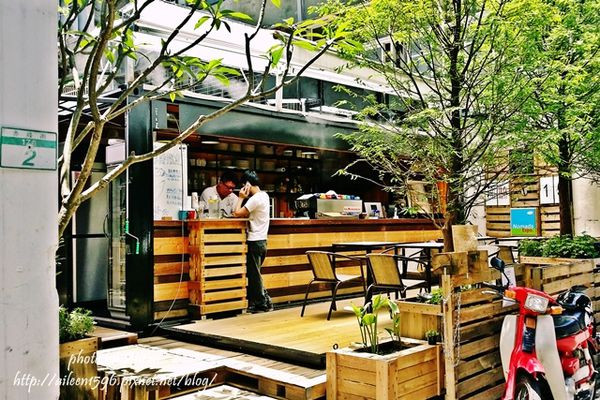 [台北] 利用貨櫃、棧板打造出來的都市綠洲"Nomads Expo游睦咖啡" 