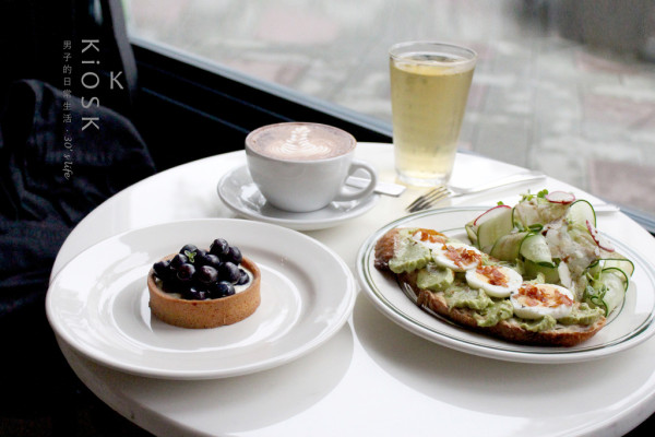 【男子吃吧】KiOSK，走進城中的輕食咖啡雋永小店，享受滿滿清甜藍莓果粒塔。忠孝新生站咖啡 / 台北咖啡廳。