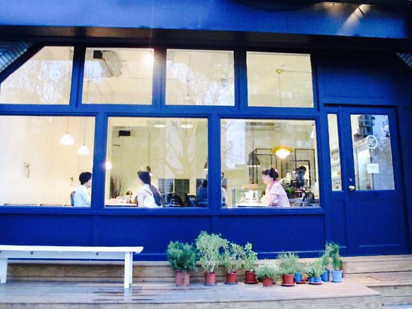 捷運忠孝新生站✿ KiOSK ✿ 迷人的質感咖啡廳~藍色大門內 是純白的偌大空間!