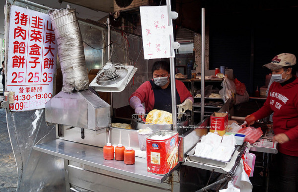 【台中沙鹿】無名豬肉餡餅山東大餅韭菜盒子 - 沙鹿市場內.四季百貨斜對面.在地銅板美食小吃.沙鹿人的下午茶