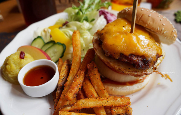 【台中西區】漢斯木工廚房 HANS HANDMADE KITCHEN- 手做鍋物輕食.服務態度好.聚餐好選擇.會想回訪試試看其他餐點