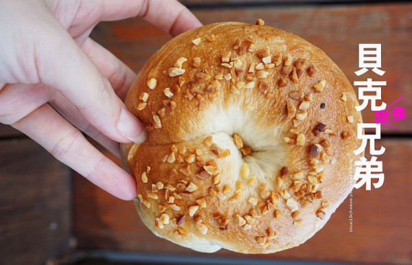 【台中沙鹿】貝克兄弟 手工貝果 Baker Bro. Bagel - 下午五點開賣.四點你就可以準備來排隊了.每天限量三種口味.每種口味每人限購一個.烤過真的比較好吃
