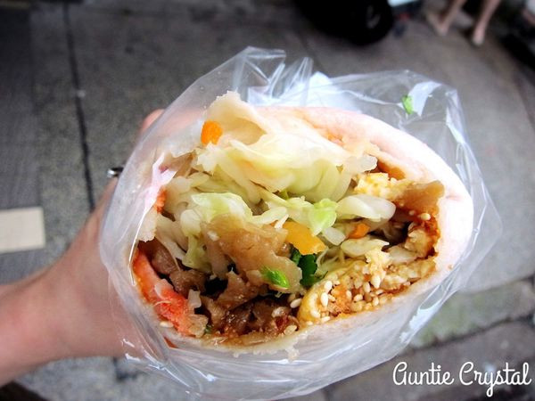 【台北美食推薦】正宗手工潤餅 一手無法掌握大潤餅 吃一個飽整天 平價美味小吃推薦!(松山路)