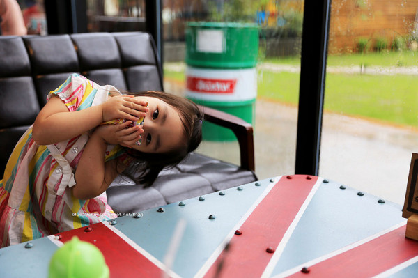 【台中后里】SPACE CAFE 空間咖啡 手作DIY - 后里的親子餐廳.鐵道聲就在旁邊.原木金屬水管工業風.草地溜滑梯沙坑.穿上手作DIY的小廚師服超可愛.慶生會同學會滿適合的地點.后里火車站附近