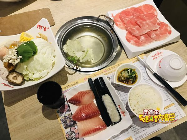 阿官火鍋專家菜單價位大公開》台中SOGO美村路美食必吃小吃餐廳～推薦嘗鮮套餐、軟滑雞肉鍋、海陸火鍋。