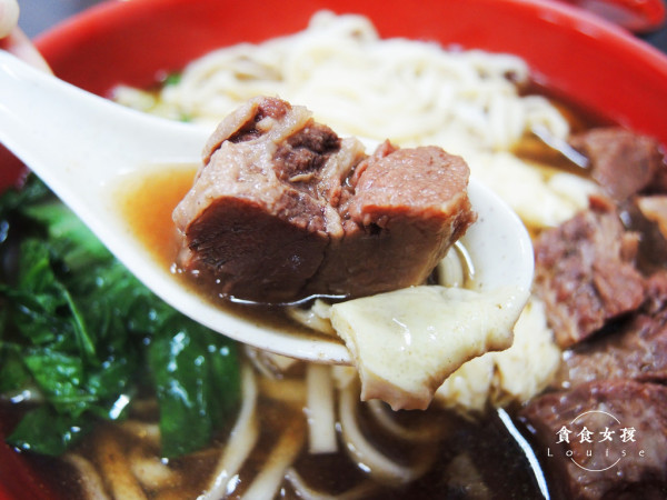 新店七張) 廣東牛肉麵 -牛肉給的超阿莎力，花干爆汁CP爆表，在地人帶路 /牛肉麵/平價/七張美食/新店美食/花干/cp高