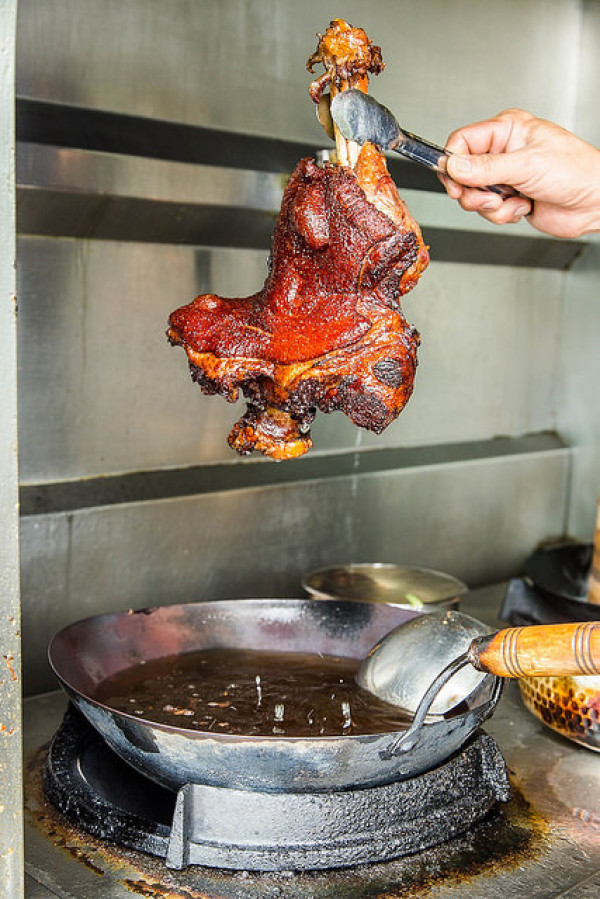 【虎亂吃一通】【台南-柳營美食】小腳腿羊肉店總店+新營家樂福阿勃樂大道