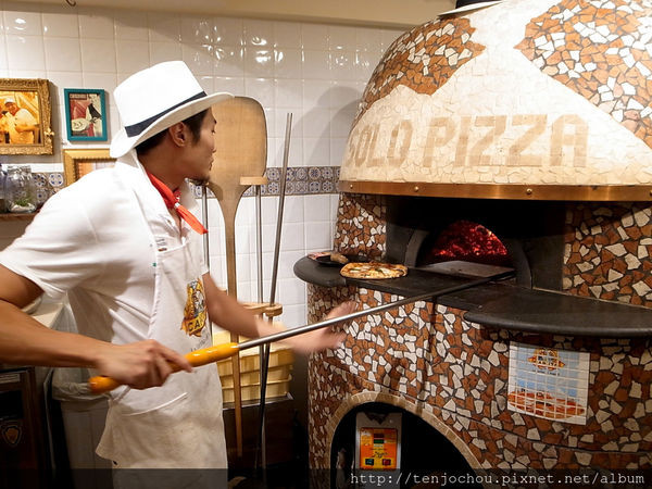 花花，甲飽沒【台北食記】SOLO PIZZA世界第一拿坡里披薩 98元就可吃到 赤峰街捷運中山站必吃美食推薦
