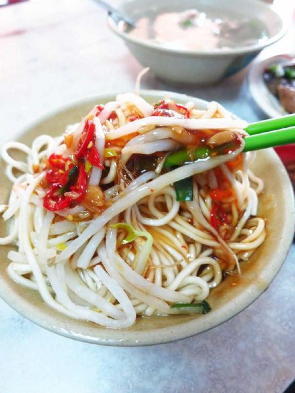 【三重美食】大胖烏醋乾麵-正牌老店，絕不能錯過的三重美食-美味的烏醋乾麵大骨湯