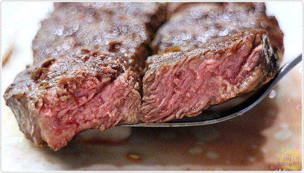 逢甲美食。炫牛鮮切碳烤牛排專賣店。美國進口自然牛現點鮮切現烤。以克計價高級牛排平價就能吃到極品美味