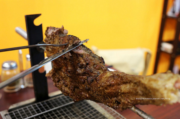 【台中北區】京味兒 炭烤羊腿 - 現烤現吃.豪邁吃肉.烤羔羊腿要1~2天前預訂.老北京胡同的味道.朋友聚餐推薦.旅行應援團介紹