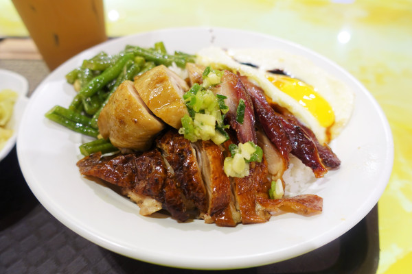 『微風廣場│忠孝復興站│南京復興站』香港88茶餐廳(微風店)-道地港式飲茶、師徒制傳承美味、鮮嫩多汁三寶飯，滑順好入口絲襪奶茶、香港人老闆的好手藝