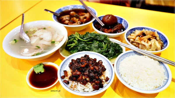 【萬華滷肉飯】小王煮瓜／龍山寺捷運站～華西街美食，飄香45年的在地小吃，米其林必比登推薦的黑金魯肉飯，好吃不油膩