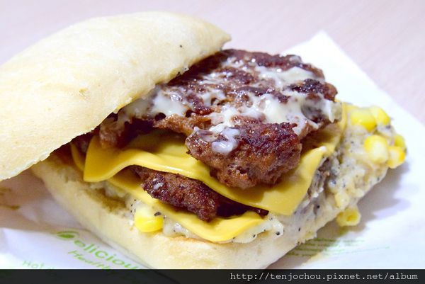 花花，甲飽沒【台北食記】Sashas Burger啥漢堡 肉食者注意！雙層牛肉加起司超過癮 信義區好吃早餐推薦