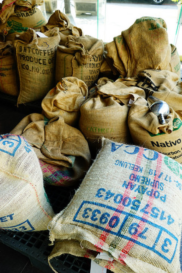 台中美食~The CURVE Coffee Roasting Co.曲線咖啡烘焙工場 阿官國際餐飲集團最新品牌 是咖啡廳，也有咖啡豆、咖啡器具的批發零售、咖啡教學教室、開店輔導 大氣的免費無限試飲 喜