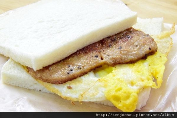 花花，甲飽沒【台北食記】麥町吐司工房 台灣傳統早餐 烤肉蛋吐司 香酥抓餅