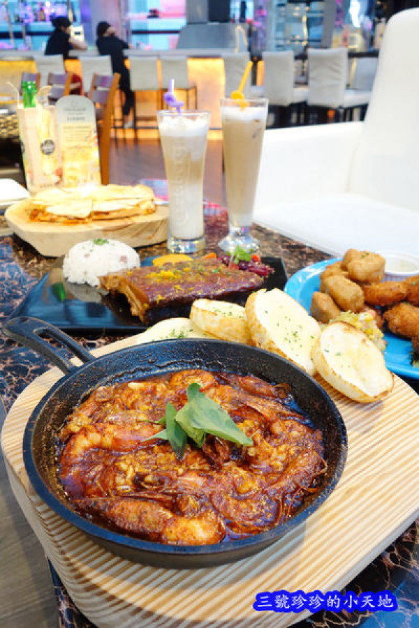 ［信義區餐廳推薦］La Vida Loca 瘋狂人生。世紀金融辦公大樓裡的隱藏版餐廳。招牌墨西哥辣鴨烤餅｜橙香化骨豬肋排｜西班牙蒜味炒白蝦。情侶約會朋友家人聚餐餐廳首選。