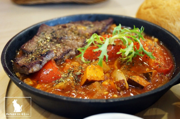 8NANA-八樂那 輕食　鐵鍋料理　親子餐廳，鐵鍋料理表現不俗，七彩水果飲展現水果美麗