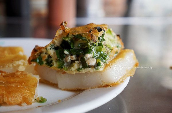 【台中北屯】進化北路  無名炸粿 - 北屯市場無名炸粿.台式下午茶點心.阿坤黑粉園斜對面.蚵嗲.蘿蔔糕.米糕.地瓜.芋頭糕.大香菇.韮菜條.豆腐.重點是味噌湯免費喔!北屯國小旁