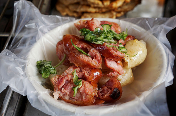 【彰化美食】無名香腸攤炭烤黑輪伯 - 在地45年好吃的巷弄三輪車小吃.點餐時請用比的.香腸加糯米必點.黑輪香酥.曉陽路208巷.食尚玩家彰化美食奇聞追追追報導.附近有丁丁藥局.巷子口愛貝兒診所