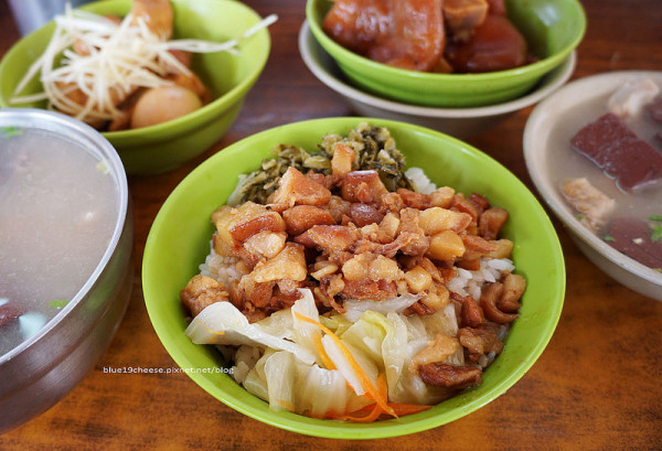 【台中北區】五權路 樹下無名滷肉飯 - 24小時營業耶!消夜美食小吃.炒麵大腸豬血湯肉燥飯.招牌滷肉飯必點.熟客愛加上一大匙蒜泥.東興市場旁.近中友百貨.華南銀行斜對面