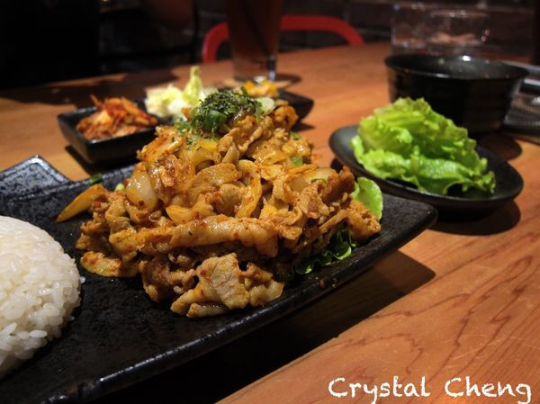 【台北美食推薦】Ajeossi Cafe 韓味滿滿的美味泡菜豬五花 不像傳統韓式料理但是依舊好吃推薦(內湖美食 辣炒年糕) 