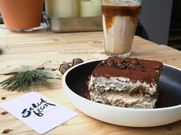 台中美食│Solidbean Coffee Roasters〃自家烘焙文青咖啡館，提供輕食甜點，推薦硬豆提拉米蘇好好吃!!