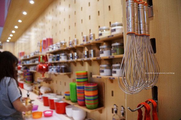 【台中西屯】自己做 烘焙聚樂部 No.2 二店 - 自己做蛋糕.生日節日蛋糕禮物.好玩有趣成功機率大小小成就感.手作店零售店.無法接待15歲以下小朋友喔!全聯隔壁.近澄清醫院.中科商圈