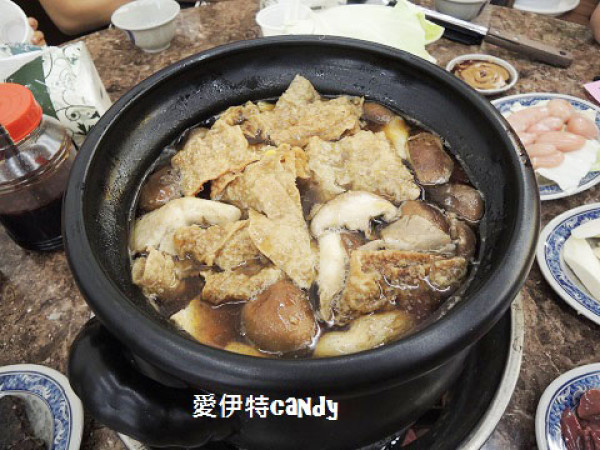 『台中河南路_鴨味仔薑母鴨台中河南旗艦店』天冷聚餐好去處，冬令進補新鮮暖呼呼的薑母鴨火鍋，溫暖整個心♥