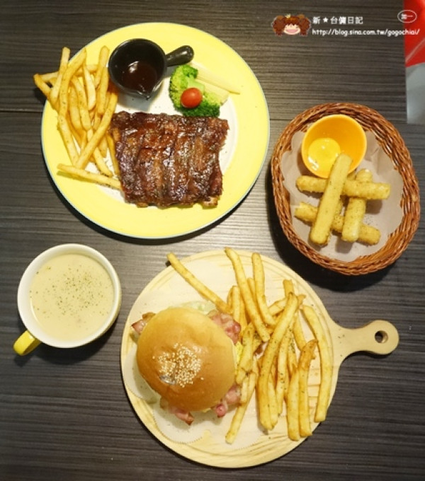 《新竹》Emma艾瑪美式餐廳～鮮嫩多汁排餐+豐富餡料漢堡，感覺吃完都充滿活力！歡樂的佈置，聚餐或開派對也好適合！
