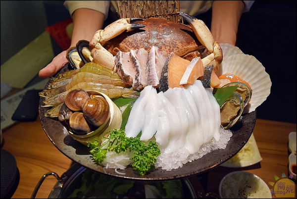 台中特色餐廳。大燉煌鍋物琉璃燒。全台獨創琉璃燒桌邊服務