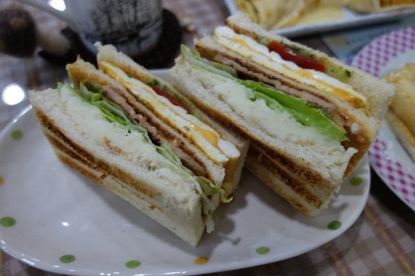 新莊碳烤土司 米豆早午餐-碳烤吐司，炭烤吐司、法式吐司、香酥蛋餅、香醇鮮奶茶，自製抹醬、價格平實的推薦好吃早午餐