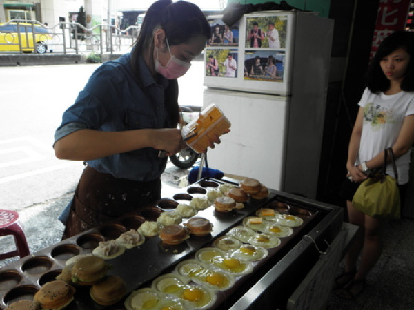 【Q弟紅豆餅台中火車站店】銅板美食。鹹甜口味。創意無限。