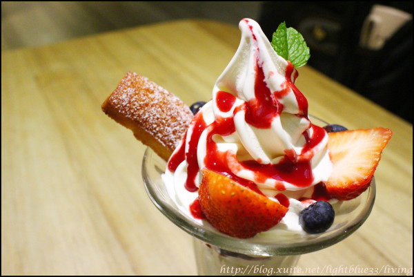 [ 忠孝敦化站美食 ] よつ葉乳業四葉乳品直營White Cosy～來自北海道十勝四葉乳品的贅沢牛奶抹茶、三重奏乳酪塔、鬆餅、費南雪森林莓果聖代