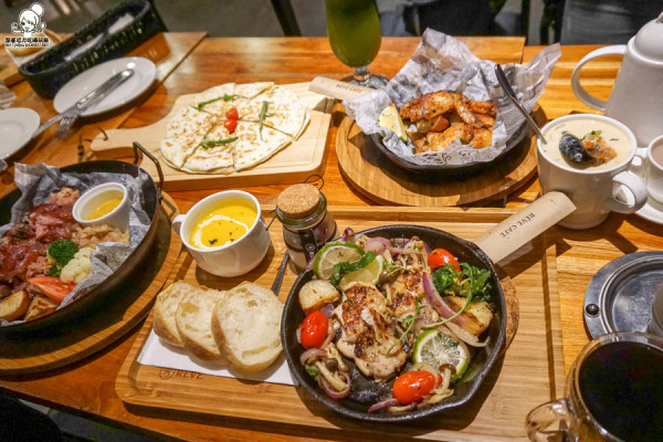 打破連鎖餐飲體系的既定印象，黑浮咖啡講求新鮮手作料理現點現作 x 聚餐吧！ - 跟著尼力吃喝玩樂＆親子生活