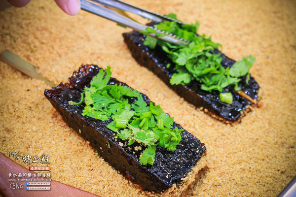 阿宗豬血糕│桃園市/中壢區(桃園內壢榮民路平交道旁，來自台北東區216巷的神隱系小吃)