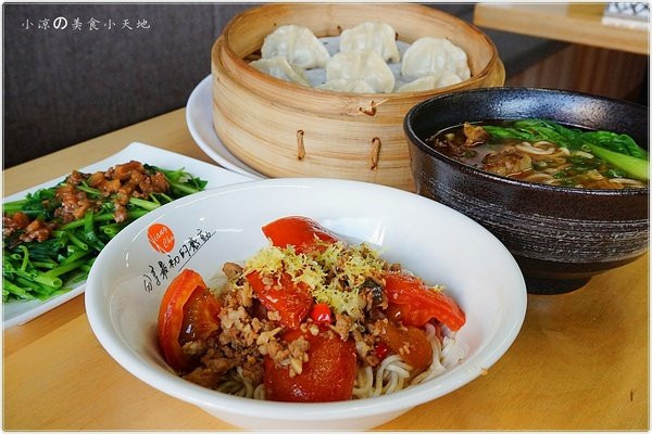 『台中。豐原區』享初中式麵館║享初中式麵館║顛覆傳統中式料理,以創意入菜，紅油炒手裡發現整隻鮮蝦/牛肉麵滿滿牛肉精華、蔬果的清甜